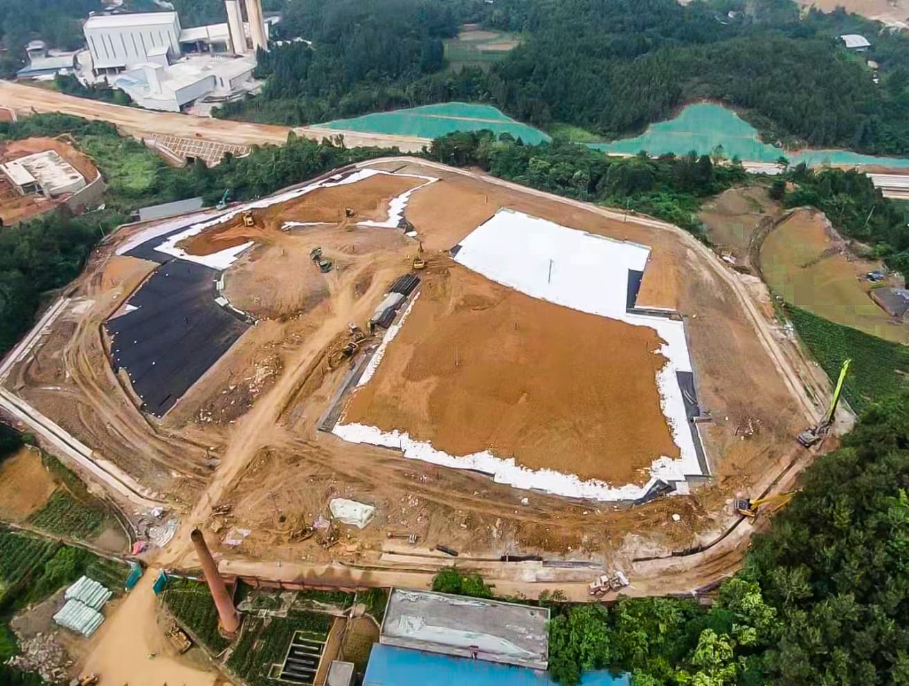 Toe leakage in flexible vertical barrier walls is prevented by embedding HDPE geomembranes in impermeable bedrock and using specialized sealants in grouting processes for enhanced impermeability and durability.